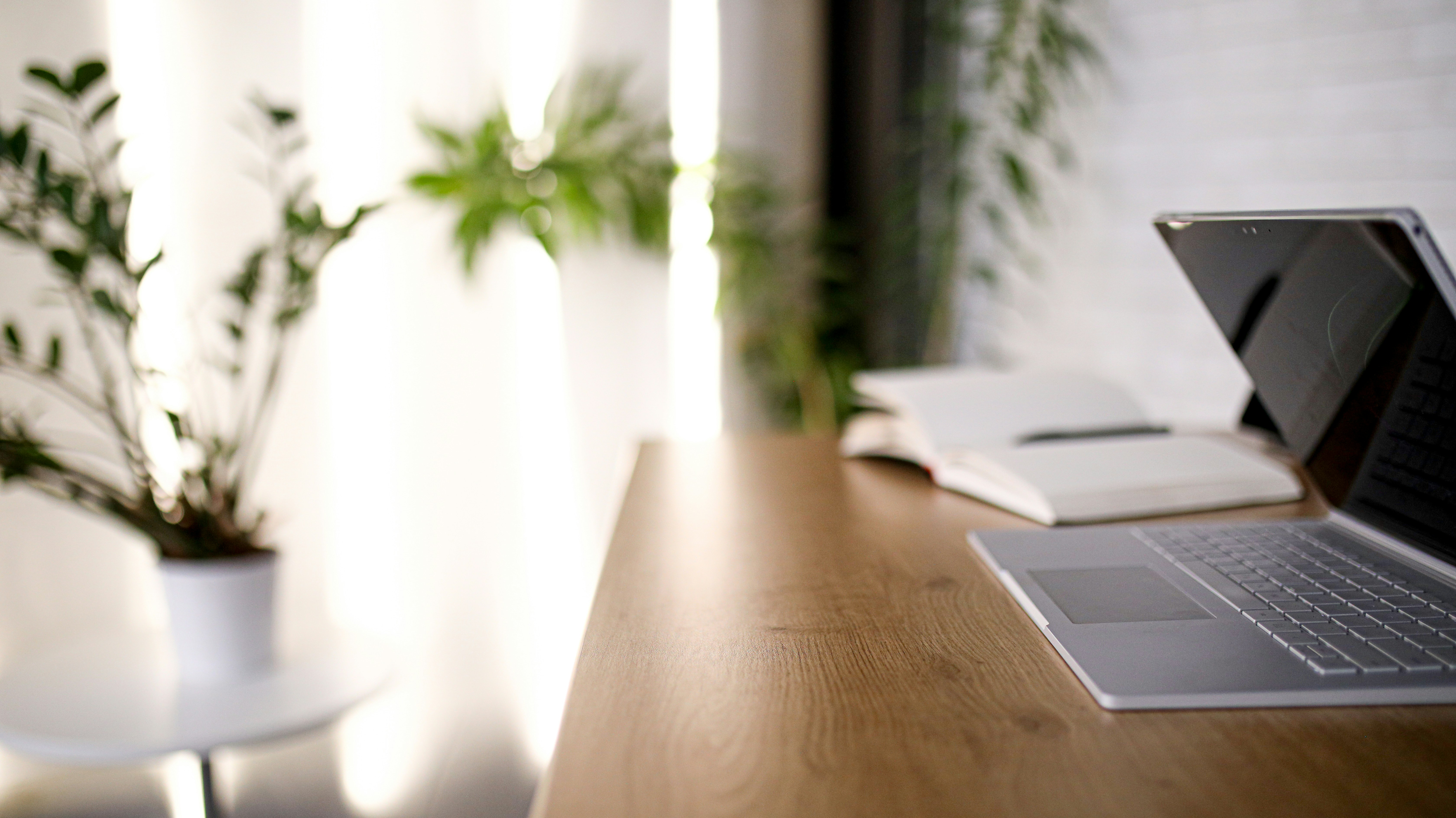 thestandingdesk-qMUr7Iq1Il4-unsplash